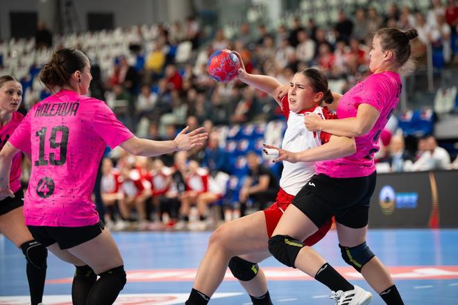 Slovenská obrana v podaní Anette Emmy Hudákovej (pri bránení súperky) a jej spoluhráčok dostala zabrať proti Poľsku, ale v nedeľu v súboji proti Nórsku sa bude musieť mať ešte viac na pozore.