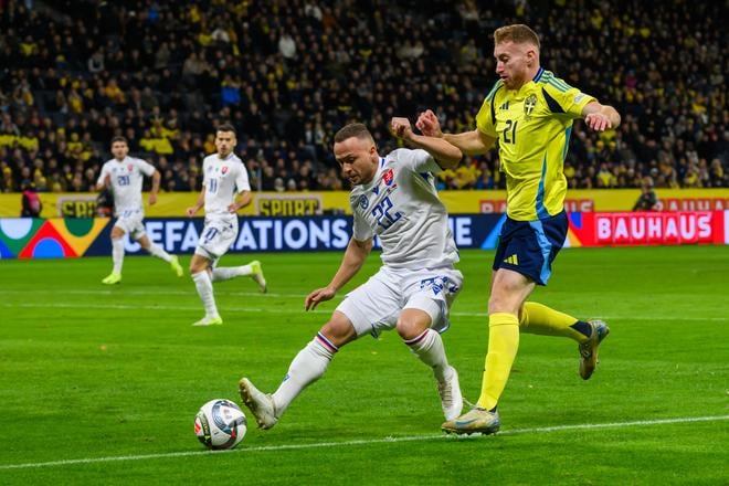 Stanislav Lobotka si kryje loptu pred švédskym krídelným útočníkom Dejanom Kulusevským.