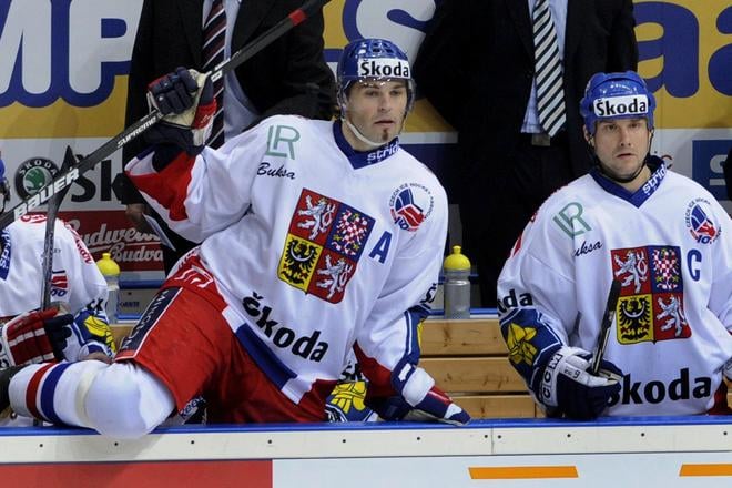 Jaromír Jágr (uprostred na archívnej snímke) odohral svoj prvý ligový duel v aktuálnom ročníku. Jeho Kladno doma zdolalo Vítkovice 3:1.