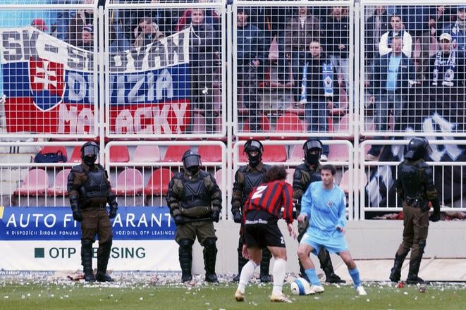 Martin Poljovka (chrbtom) z trnavského Spartaka sa snaží ustrážiť pohyb Pavla Sedláka. Aj v novembri 2006 musel mať zápas v Trnave policajnú asistenciu.