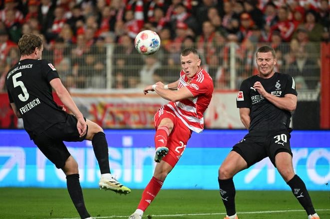 Hosťujúci hráč Borussie Nico Elvedi (vpravo) a Marvin Friedrich v zápase nemeckej Bundesligy Union Berlín - Borussia Mönchengladbach 3:1.