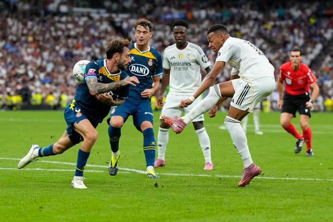 Hráč Espaňolu Barcelona Fernando Calero (vľavo) počas duelu s Realom Madrid). Ilustračné foto.