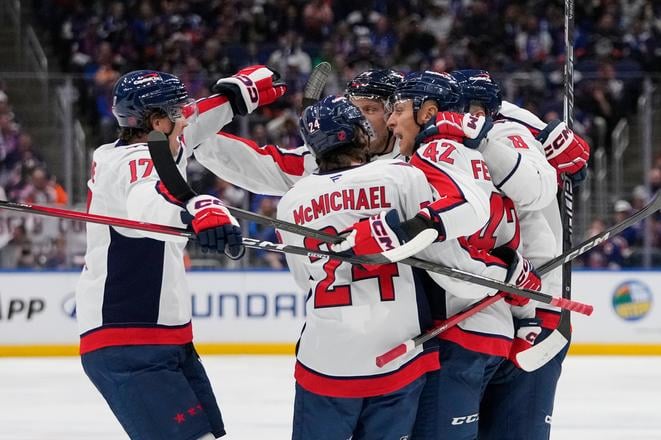 Slovenský hráč Washingtonu Capitals Martin Fehérváry (42).