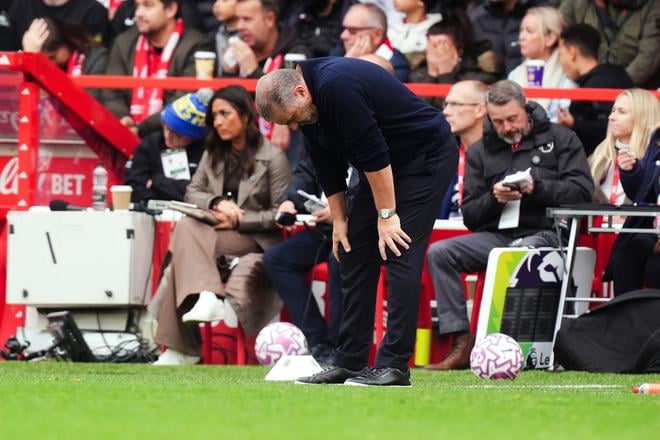 Tréner Nottinghamu Ange Postecoglu reaguje v zápase 8. kola Premier League Nottingham Forest - FC Chelsea Londýn.