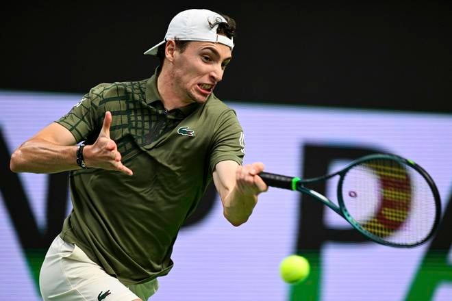 Francúzsky tenista Ugo Humbert odvracia úder Dána Holgera Runeho v semifinále mužskej dvojhry na turnaji ATP v Štokholme.