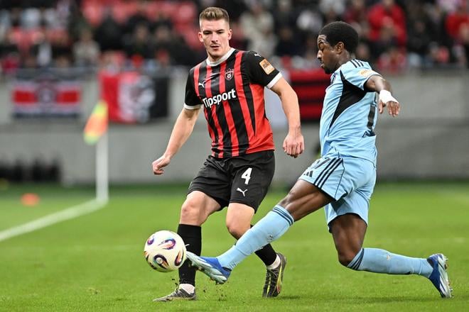 Na snímke zľava hráč Trnavy Libor Holík a hráč Slovana Sandro Cruz bojujú o loptu počas zápasu 11. kola Niké ligy medzi FC Spartak Trnava a ŠK Slovan Bratislava.