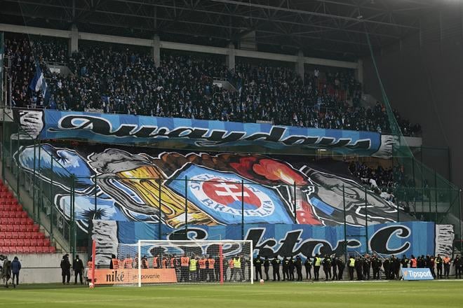 Na snímke fanúšikovia Slovana povzbudzujú počas zápasu 11. kola Niké ligy medzi FC Spartak Trnava a ŠK Slovan Bratislava.