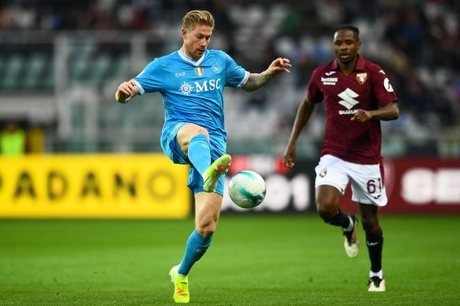 Hráč Neapolu Kevin De Bruyne (vľavo) počas zápasu 7. kola talianskej Serie A vo futbale FC Turín - SSC Neapol v Turíne.