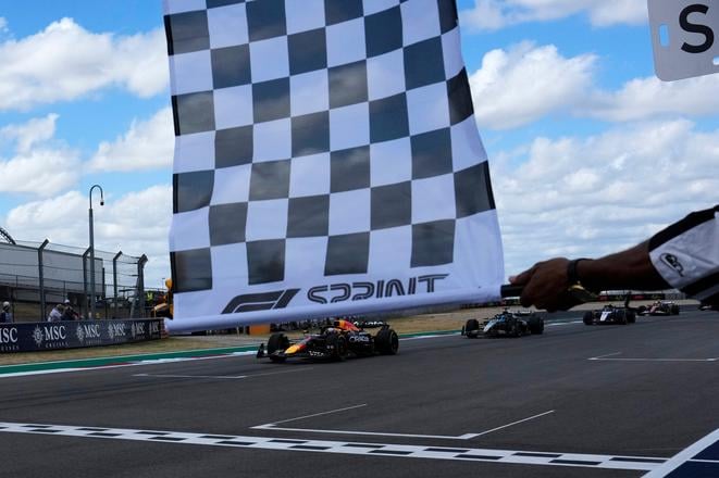 Max Verstappen pretína cieľ šprintových pretekov v Austine.