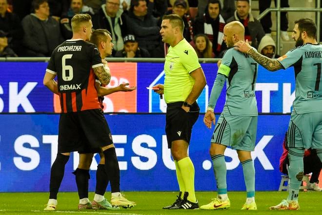 Roman Procházka (vľavo) drží Martina Mikoviča po tom, ako mu rozhodca Erik Gemzický ukázal červenú kartu za faul na Blackmana v zápase Trnava - Slovan O:2.