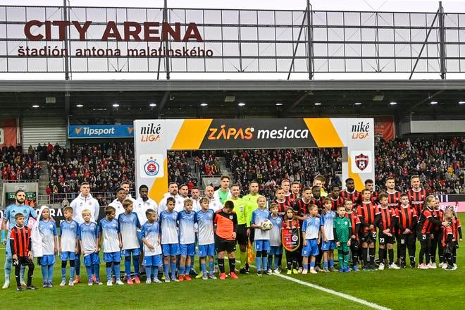 Nástup hráčov na Zápas mesiaca. Niké Liga, 11. kolo, Spartak Trnava - Slovan Bratislava. 