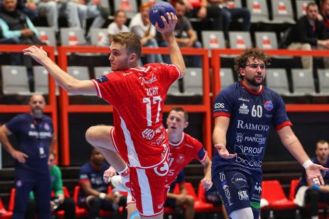 Na snímke v popredí s loptou Patrik Tichý (Považská Bystrica) strieľa na bránu počas odvetného zápasu 2. kola tretej najprestížnejšej európskej súťaže Európskeho pohára EHF v hádzanej mužov MŠK Považská Bystrica - Raimond Sassar.