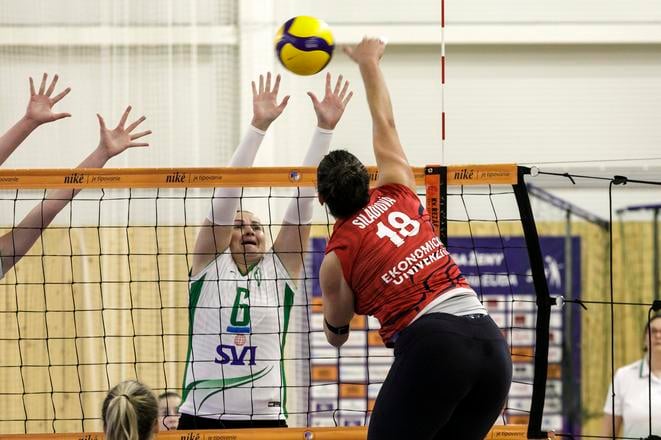 Na snímke zľava Paula Polóni (ŠKM)) a Marína Siládiová (Slávia) v zápase 2. kola Niké extraligy vo volejbale žien KOOPERATIVA Slávia EUBA - ŠKM Liptovský Hrádok.