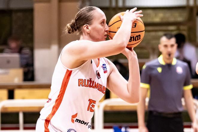 Pri vysokánskom víťazstve 133:16 basketbalistiek Ružomberka nad Trenčínom mala nevšedný večer Mária Štefančová. Za 27 minút „pobytu“ na ihrisku dala 31 bodov, keď premenila deväť z 12 trojkových pokusov a mala 12 doskočených lôpt, po 6 v obrane i v útoku.