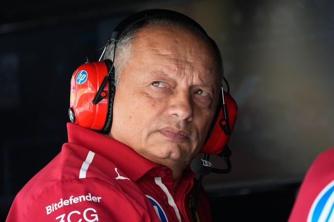 Šéf talianskeho tímu Ferrari vo formule 1 Frederic Vasseur sleduje šprint pred  Veľkou cenou USA v Austine.