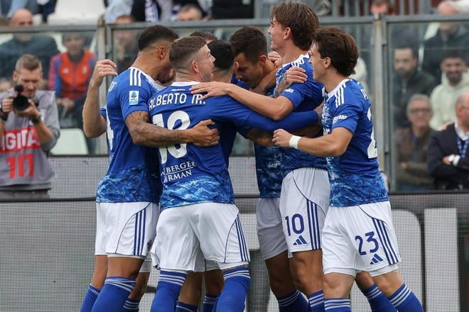 Hráči Coma sa tešia z úvodného gólu v zápase 7. kola talianskej Serie A v zápase medzi AC Como - Juventus Turín.