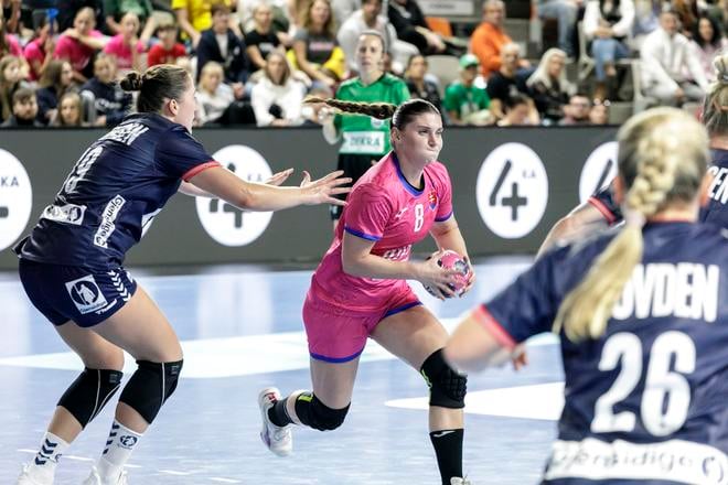 Helén Henriksenová (Nórsko), Diana Mária Vargová (Slovensko) a Emilie Margrethe Hovdenová (Nórsko) v druhom zápase 1. skupiny EHF Euro Cupu v hádzanej  žien Slovensko - Nórsko v Bratislave.