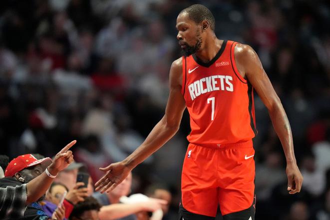 Basketbalista Houstonu Rockets Kevin Durant zdraví fanúšikov počas prípravného zápasu s New Orleans Pelicans v Birminghame.