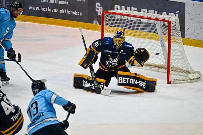 Robert Varga (Slovan) a brankár Denis Godla počas zápasu 13. kola Slovan Bratislava - Spišská Nová Ves v Bratislave. Domáci vyhrali 6:4.