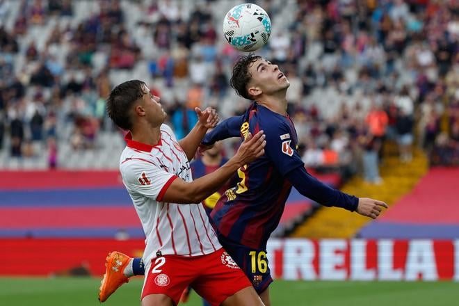 Hugo Rincon v súboji s Ferminom Lopezom. Zo sobotňajšieho duelu španielskej La Ligy Barcelona - Girona 2:1.