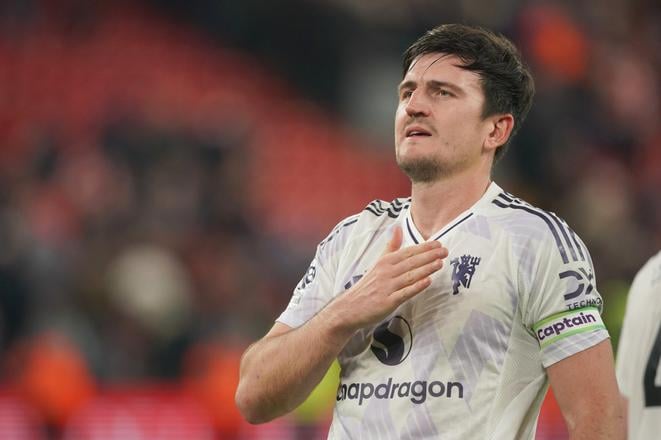 Harry Maguire sa teší z výhry United na trávniku FC Liverpool.