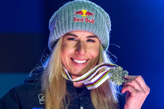 Ester Ledecká s bronzovou medailou na MS v alpskom lyžovaní. Získala ju v zjazde.