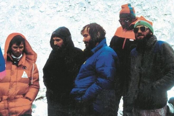 V základnom tábore Everestu v 1988 Dušan Becík (zľava), lekár Milan Skladaný, Josef Just, Peter Božík a Jaroslav Jaško.