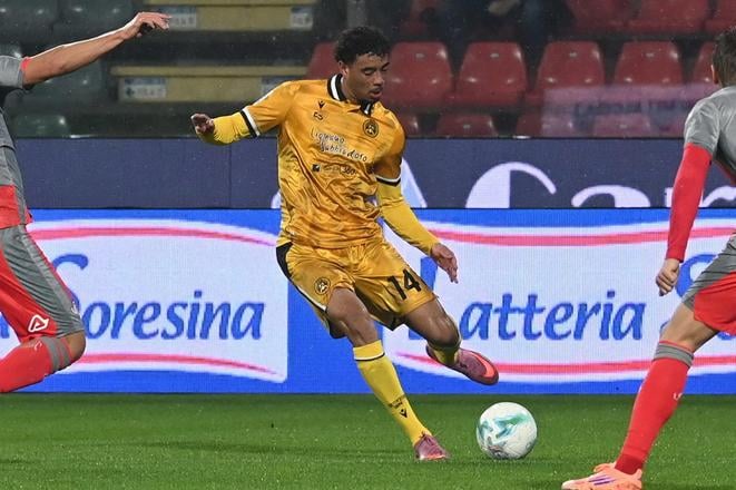 Arthur Atta z Udinese strieľa počas zápasu 7. kola talianskej Serie A na bránku Cremonese.