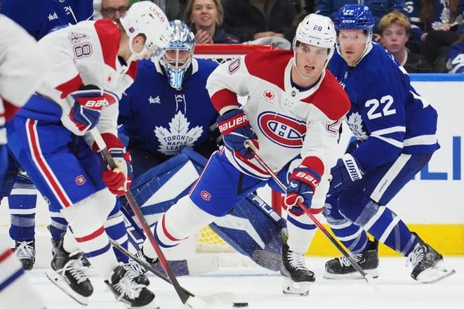 Na snímke slovenský hráč Montrealu Juraj Slafkovský (druhý sprava), jeho spoluhráč Lane Hutson (48), brankár Maple Leafs Anthony Stolarz (tretí sprava) a hráč Maple Leafs Jake McCabe (vpravo) v zápase zámorskej NHL .