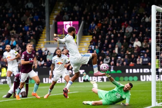 Martin Dúbravka si cez víkend pripísal nielen viacero skvelých zákrokov, ale aj ďalšiu vychytanú nulu v Premier League.