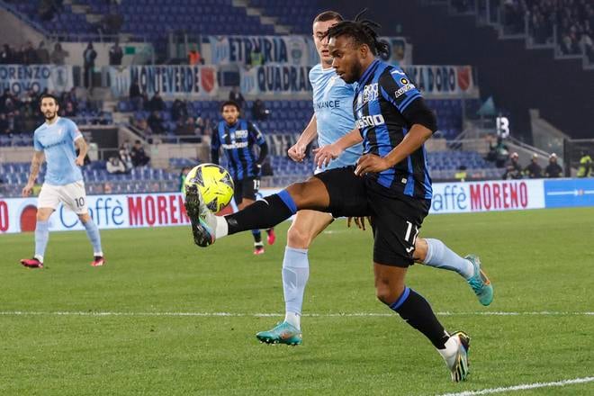 Futbalista Atalanty Bergamo Ademola Lookman (vpravo).