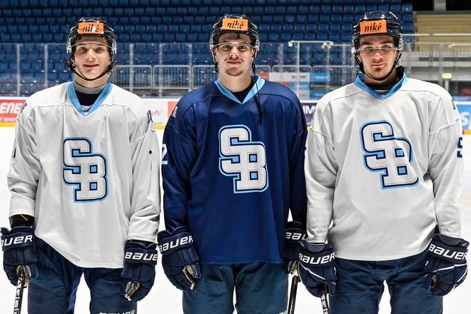 Tréning HC Slovan Bratislava 21. októbra na Zimnom štadióne Ondreja Nepelu v Bratislave. Zľava Andrej Fabuš, Tomáš Kráľovič a Fabian Andrej Ličko.
