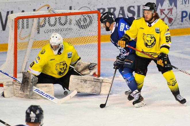 Ilustračná fotografia - vpravo Matej Bača, vľavo brankár Roman Petrík (obaja HC 07 Detva).