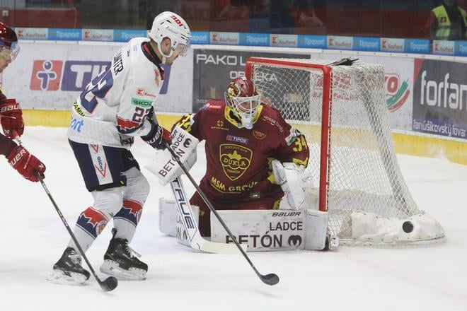Zľava Lukáš Lunter (Zvolen) a brankár Trenčína Dávid Hrenák počas predohrávky 14. kola Tipsport ligy HKM Zvolen - HK Dukla Trenčín.