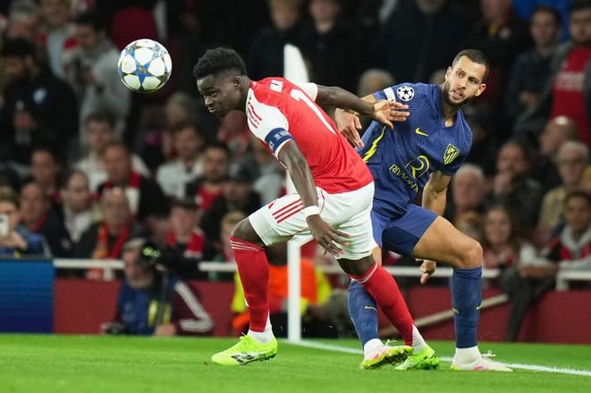 Slovenský obranca Atletica Madrid Dávid Hancko (vpravo) mal na Emirates Stadium na starosti najčastejšie Bukaya Saku.