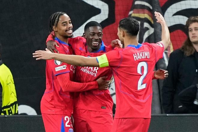 Ousmane Dembele z PSG oslavuje so svojimi spoluhráčmi.