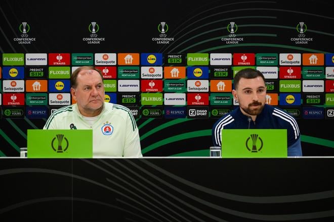 Zľava tréner Slovana Vladimír Weiss st. a hráč Slovana Guram Kašia počas tlačovej konferencie pred zápasom 2. kola ligovej fázy Konferenčnej ligy AZ Alkmaar - ŠK Slovan Bratislava.