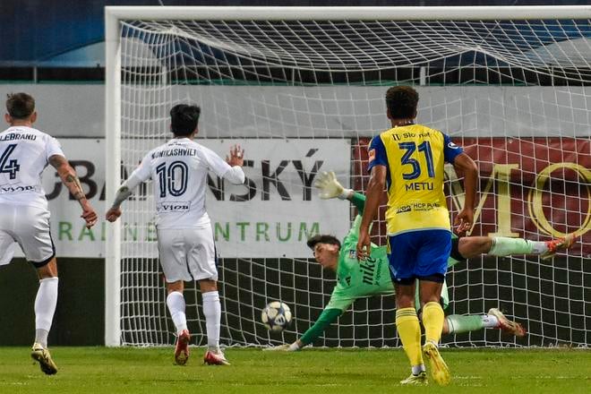 Debutant medzi žrďami košického FC Filip Kalanin (v zelenom drese) likviduje penaltu Levana Nonikašviliho (s číslom 10).