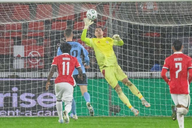 Zľava Ibrahim Sadiq (Alkmaar), Kenan Bajrič, brankár Dominik Takáč (obaja Slovan) a Weslley Patati (Alkmaar) počas zápasu 2. kola ligovej fázy Konferenčnej ligy vo futbale AZ Alkmaar - ŠK Slovan Bratislava.