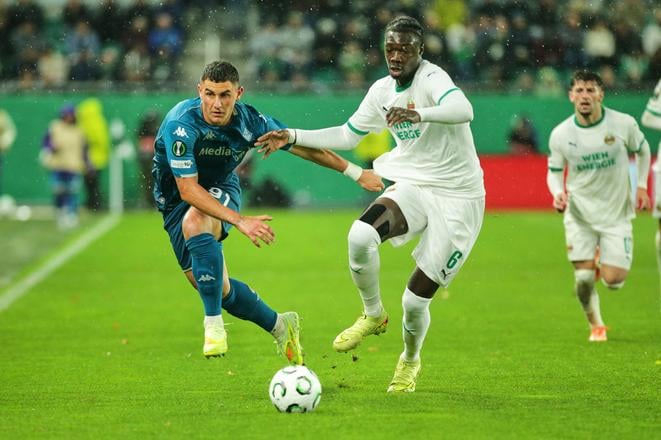 Serge-Philippe Raux-Yao z Rapidu Viedeň (vpravo) a Roberto Piccoli z Fiorentiny.