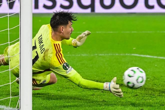 Dominik Takáč a jeho veľký moment. Takto v závere prvého polčasu chytil penaltu.