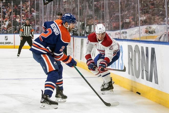 Juraj Slafkovský (vpravo) a Evan Bouchard z Edmontonu v súboji o puk.