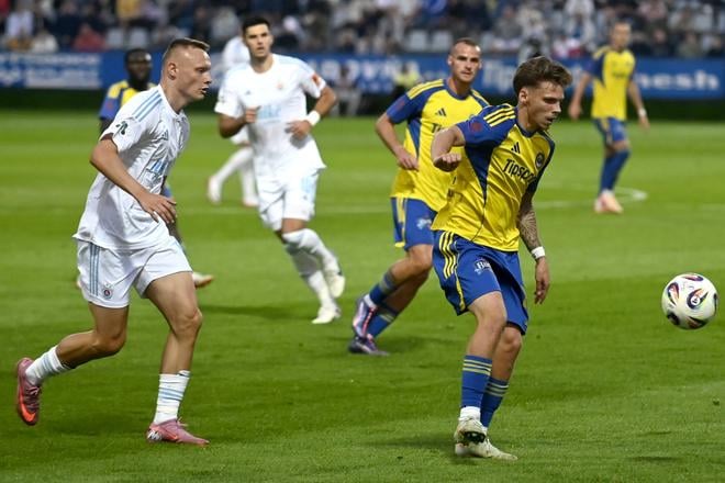 Na snímke zľava Nino Marcelli (Slovan) a Ben Cotrell (Michalovce) bojujú o loptu v zápase 5. kola futbalovej Niké ligy MFK Zemplín Michalovce - Slovan Bratislava.
