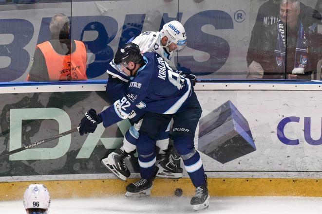 Na snímke zľava Filip Bajtek (Nitra) a Tomáš Kralovič (Bratislava) v zápase 14. kola hokejovej Tipsport ligy medzi HK Nitra - HC Slovan Bratislava.