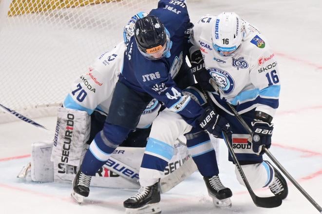 Na snímke zľava Ján Petriska (Bratislava) a Marko Stacha (Nitra) v zápase 14. kola hokejovej Tipsport ligy medzi HK Nitra - HC Slovan Bratislava 24. októbra 2025 v Nitre.