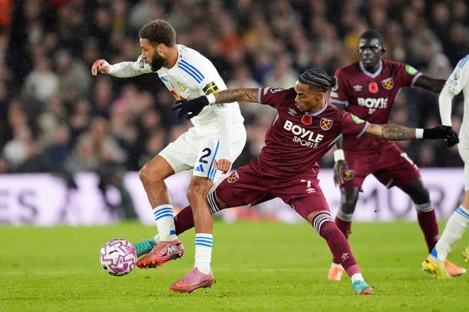 Jayden Bogle (vľavo) z West Hamu United a Crysencio Summerville z Leedsu počas zápasu 9. kola anglickej Premier League Leeds United - West Ham United.