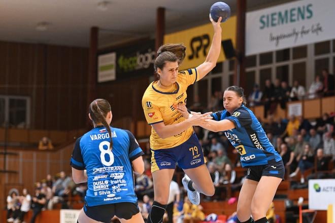 Šalianky Diana Mária Vargová (vľavo) a Olívia Ščípová (vpravo) sa snažia ubrániť pravú spojku hádzanárok Dunajskej Stredy Leu Franušičovú, ktorá k výhre HC DAC v šlágri 6. kola MOL ligy žien nad HK Slovan Duslo prispela piatimi gólmi.