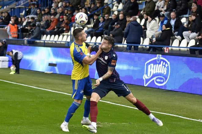Na snímke zľava Matej Čurma (Michalovce) a Viktor Dukanovič (DAC) v zápase 12. kola futbalovej Niké ligy MFK Zemplín Michalovce - FC DAC 1904 Dunajská Streda.