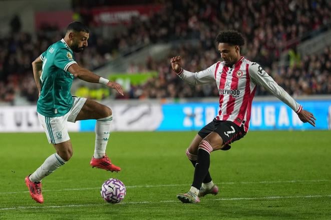 Mohamed Salah z Liverpoolu (vľavo) a Kevin Shade z Brentfordu (vpravo).