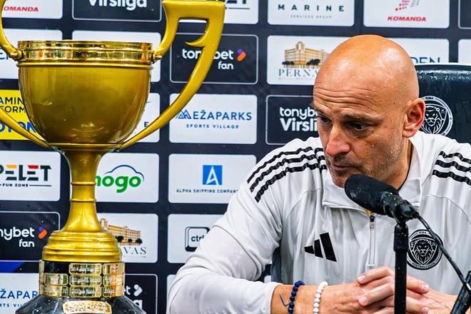 Adrian Guľa a majstrovská trofej. S FC Riga ju získal v premiérovej sezóne v Lotyšsku.